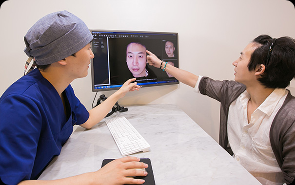 3D 분석 결과를 바탕으로 상담하는 모습
