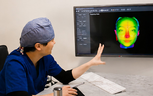 3D 분석 결과를 바탕으로 상담하는 모습